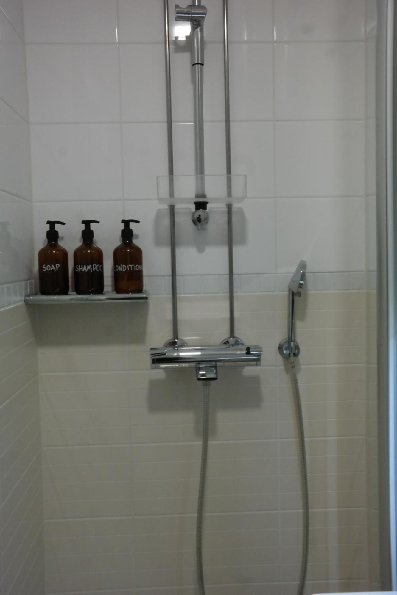 Modern Equipped In Vibrant Kallio, Near Transit & Dining Spots Apartment